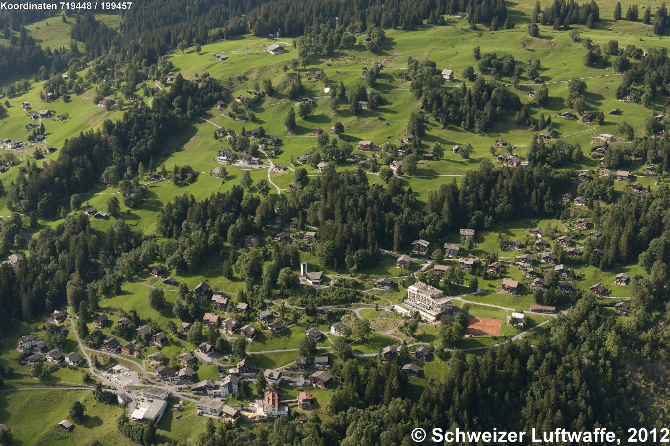 Braunwald; 'Märchenhotel' im Zentrum, links der 'Zentrumturm' (Kirche mit Schlafplätzen im Turm)